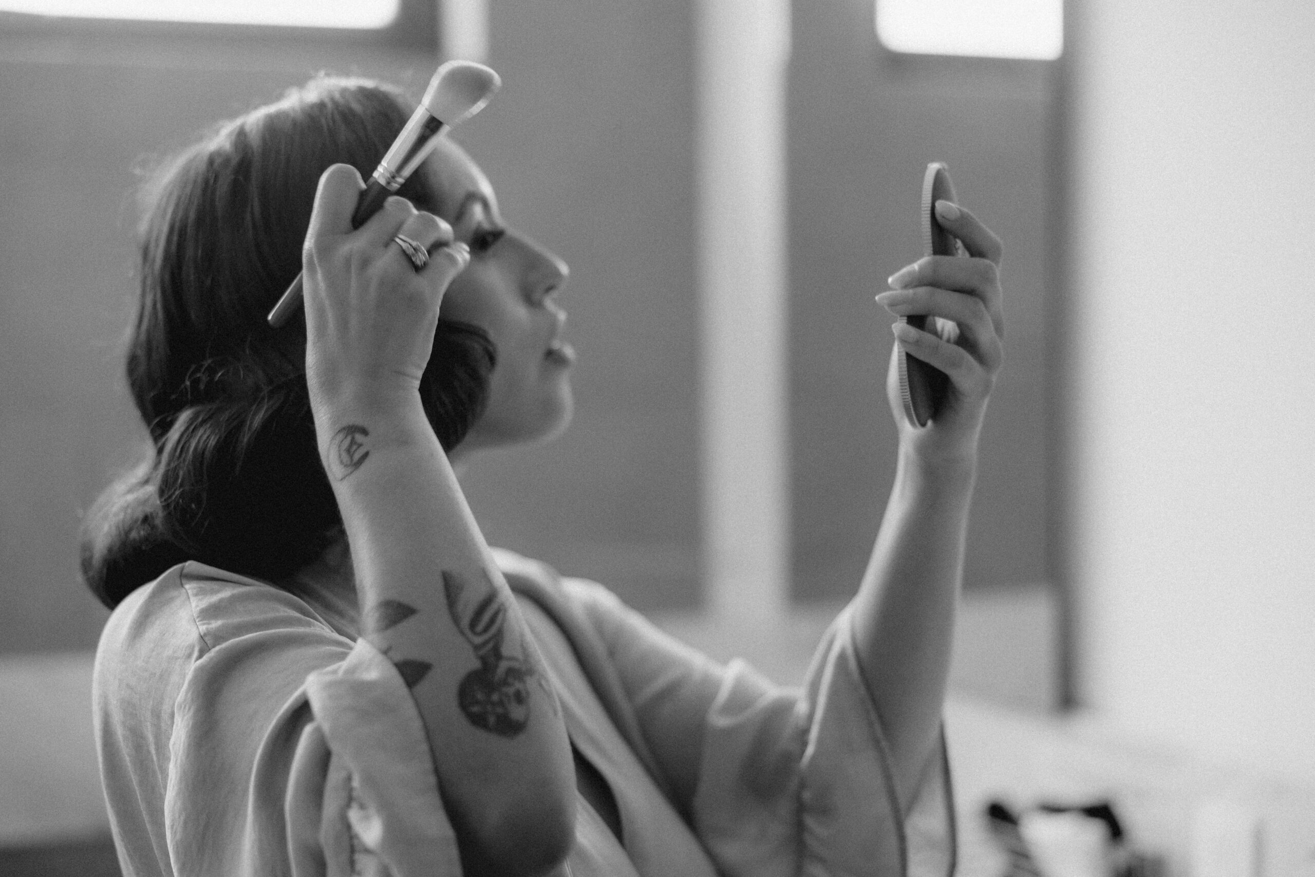 Stunning bride adds final touches as she preps for her Sobremesa Mexico wedding day