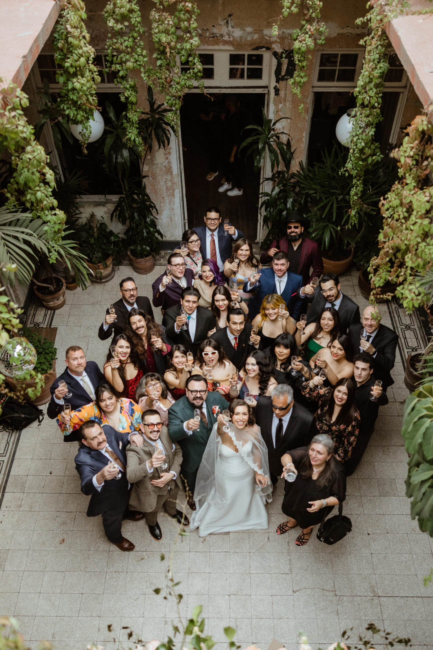 The whole wedding party poses together inside Sobremesa Mexico wedding venue