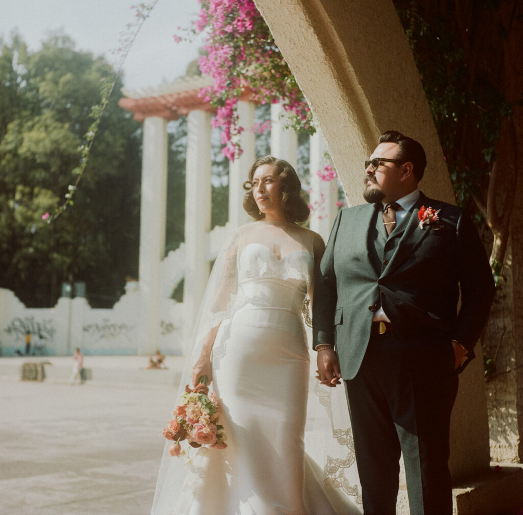 Bride and groom pose together in Parque Mexico