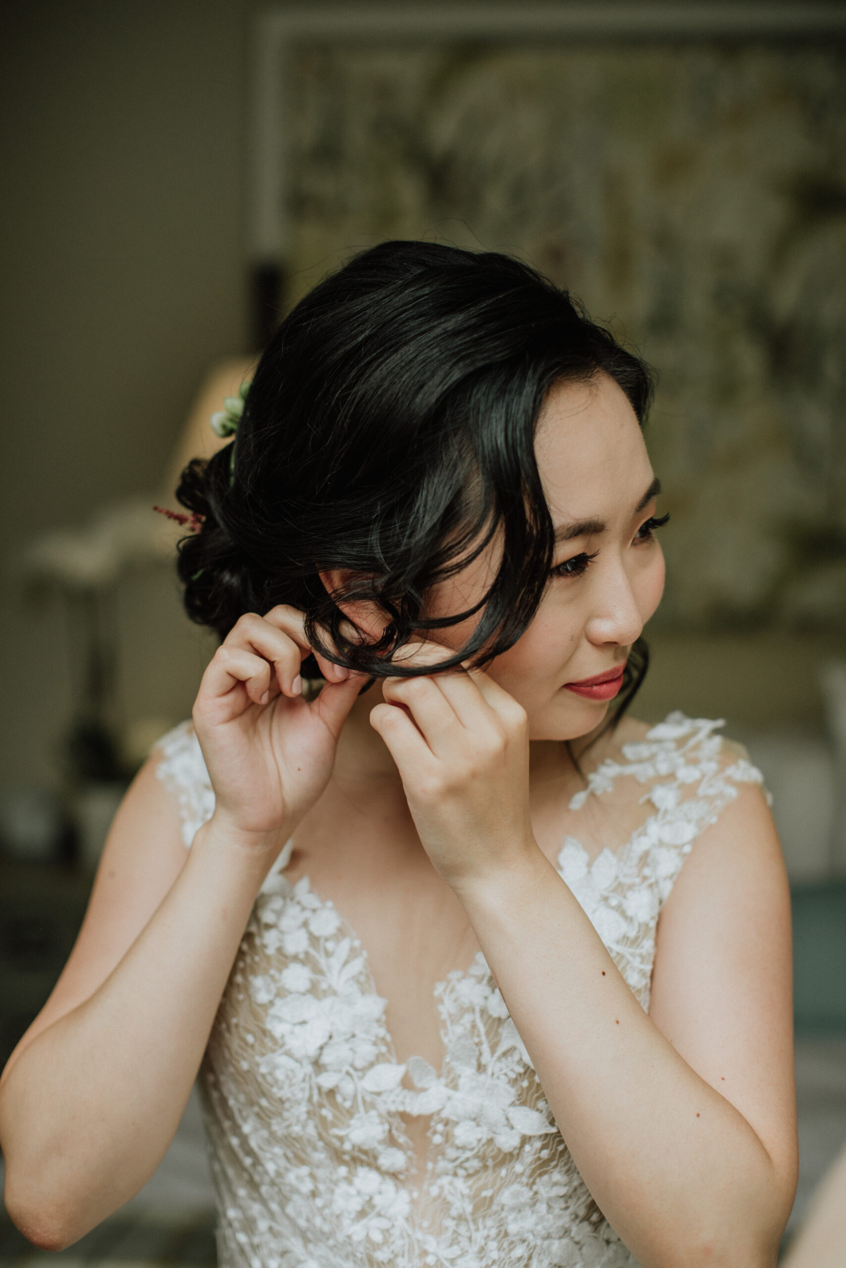 bride adds final touches before her vineyard wedding