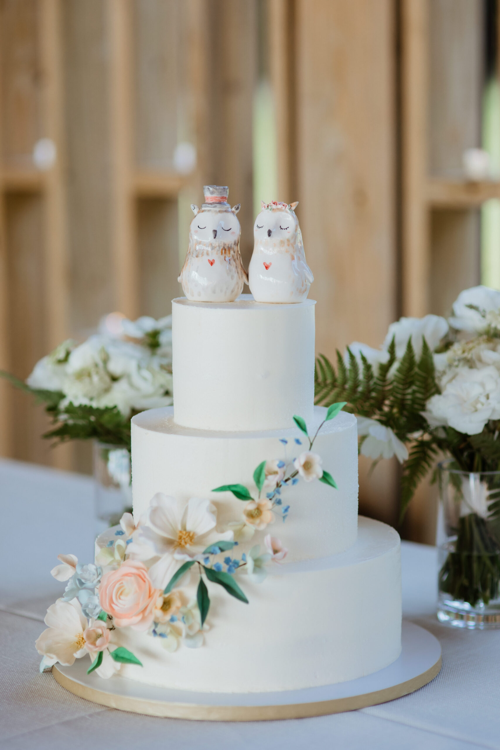 Dreamy wedding cake on a modern upstate New York wedding day 