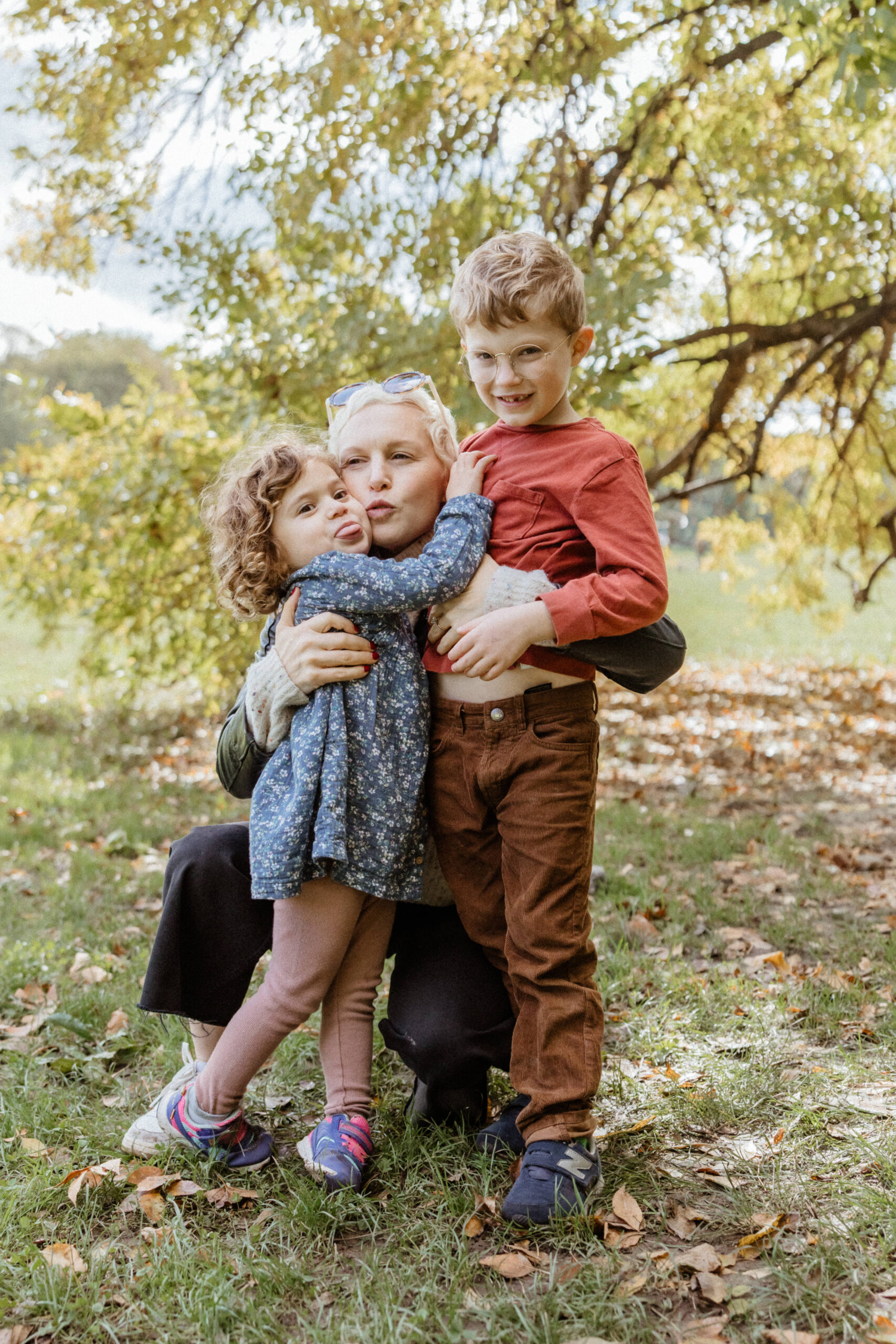 Beautiful mom poses with her kids during her families stunning NYC family photoshoot