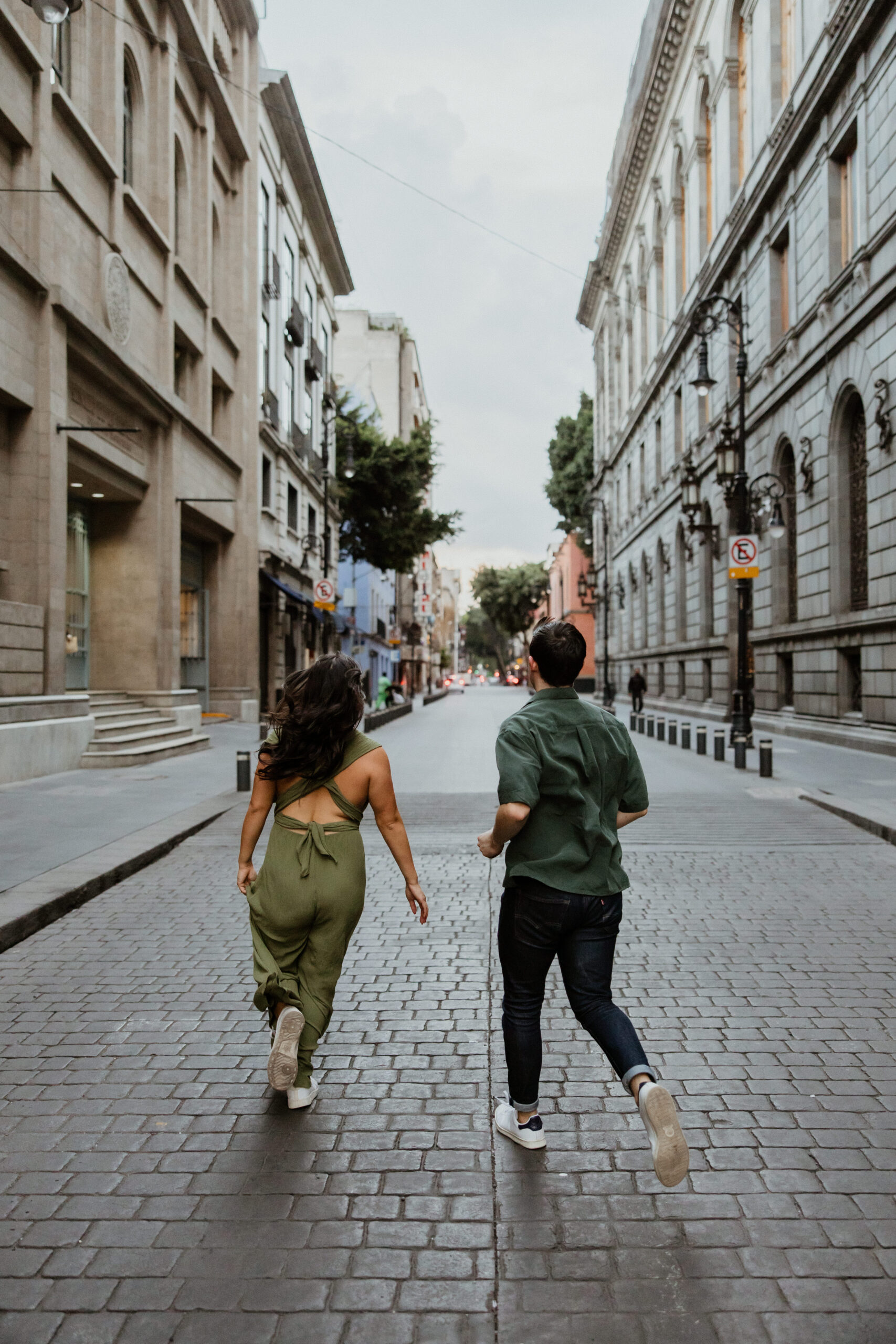 stunning urban engagement session in el centro cdmx