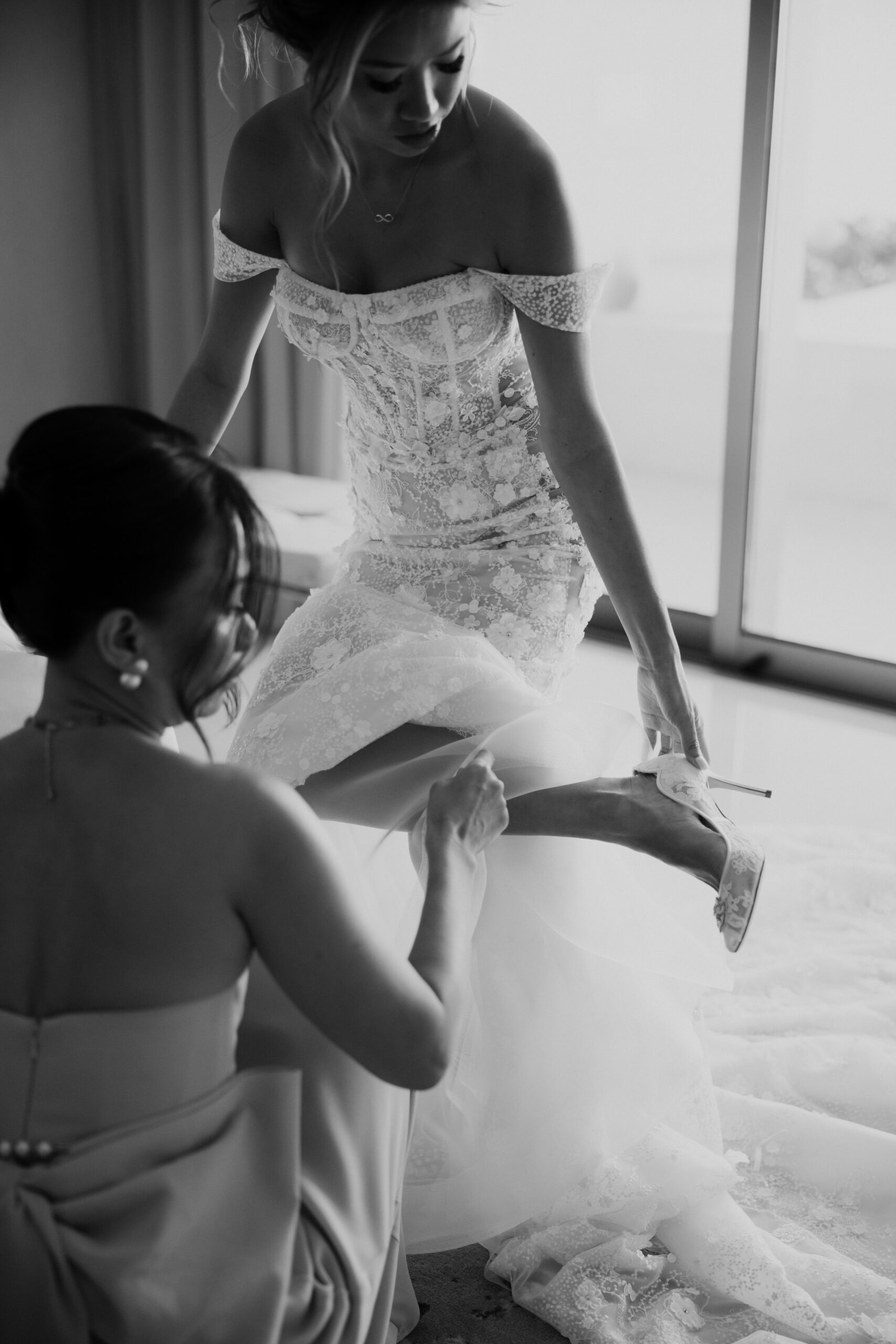 bride gets help finalizing her wedding prep