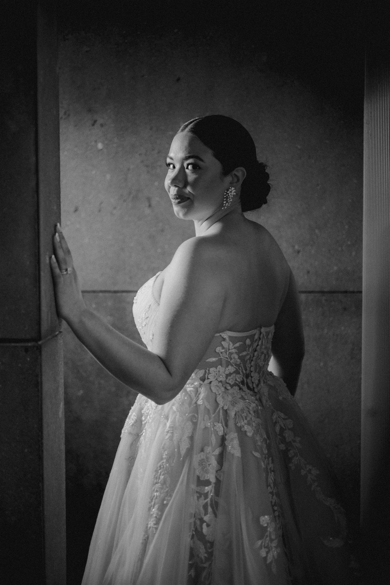 Candid moment of bride laughing while getting ready at boutique hotel in CDMX