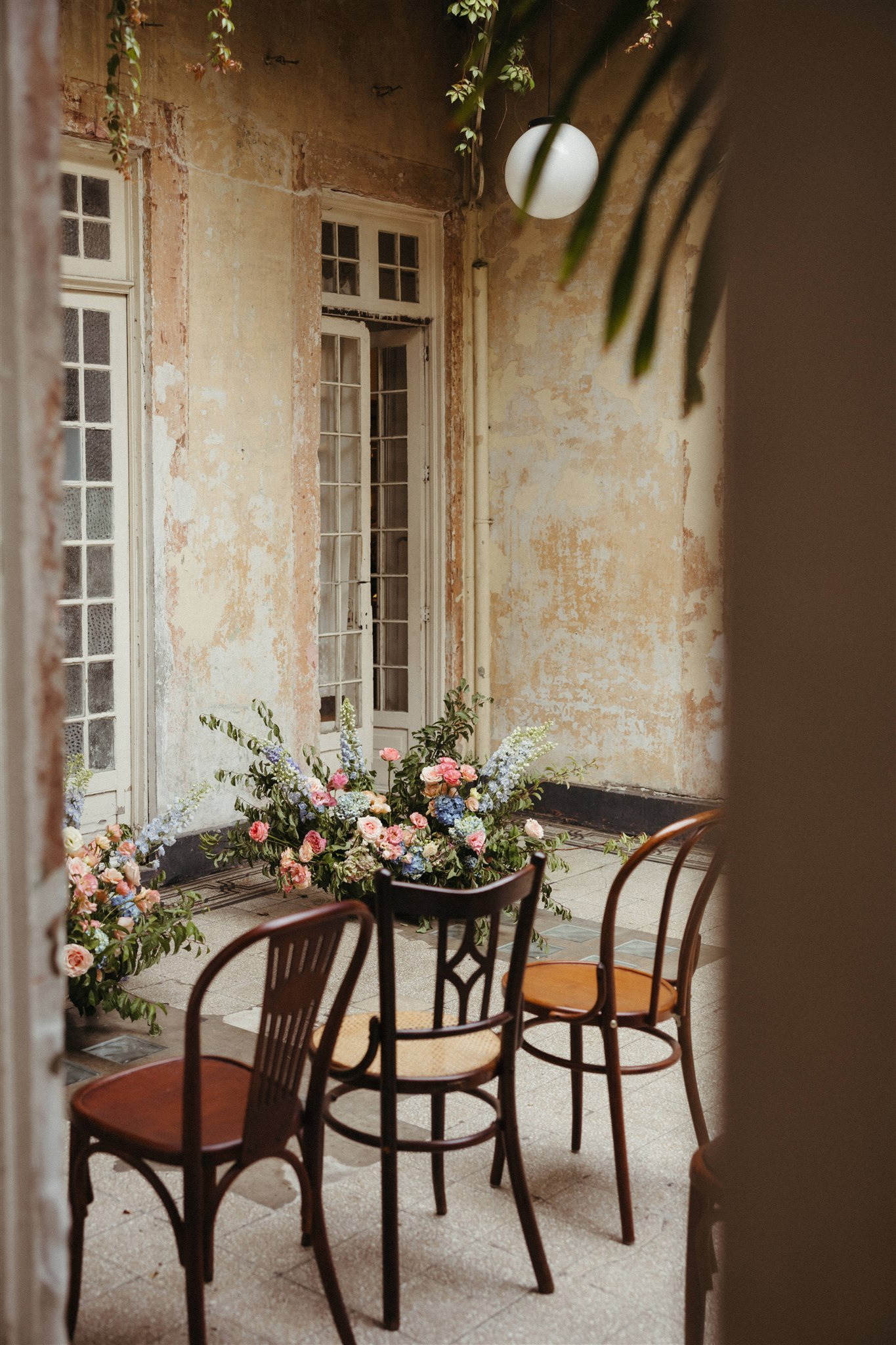 Floral installation by Floweriize highlighting vibrant CDMX palette