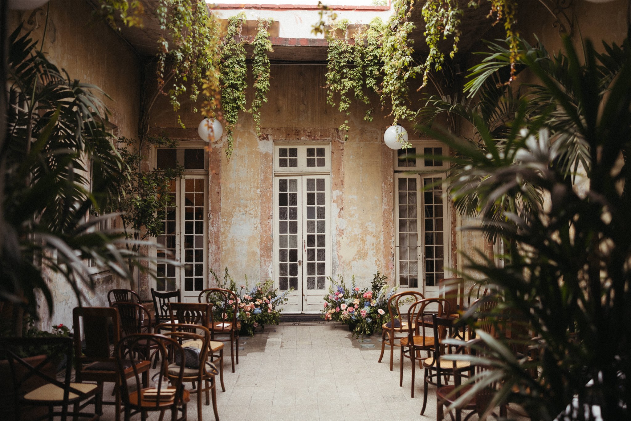 Ceremony setup at Sobremesa featuring lush Floweriize florals