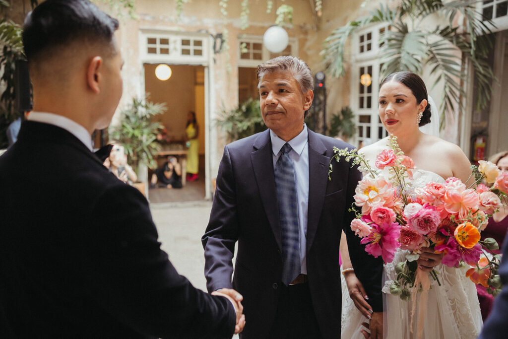 Bride walking into courtyard ceremony at Sobremesa CDMX